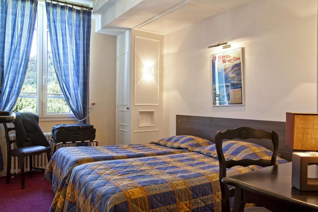 Postel nebo postele na pokoji v ubytování Hôtel et Résidence des Bains