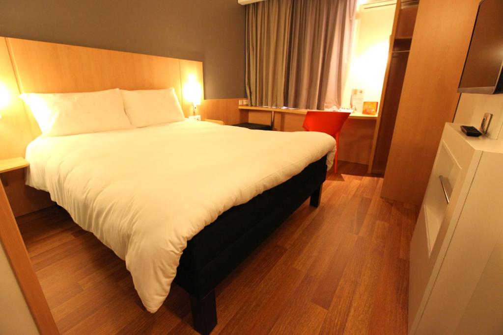 Postel nebo postele na pokoji v ubytování ibis Aurillac