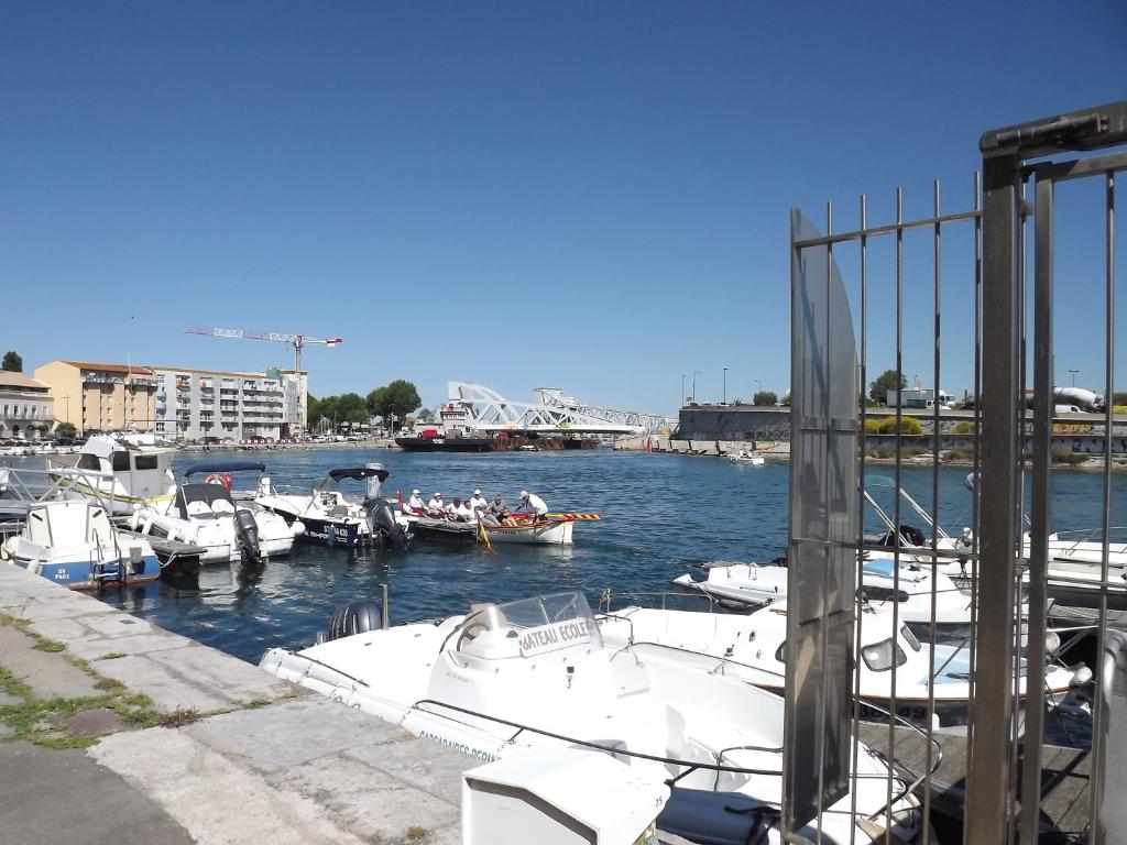 un grupo de barcos atracados en un puerto en 4 RUE MERCIER, en Sète