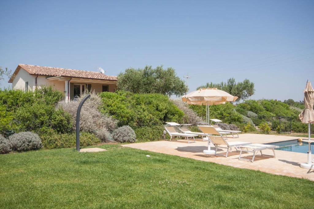 Bazén v ubytovaní Agriturismo Il Mirto alebo v jeho blízkosti