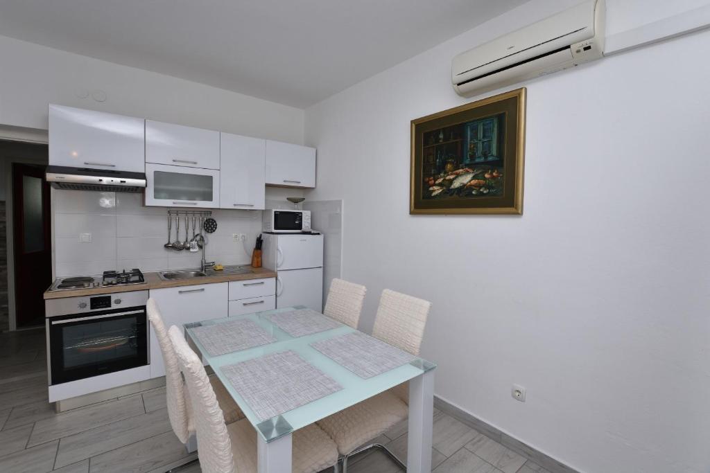 Kuchyňa alebo kuchynka v ubytovaní Apartments Jere Proto