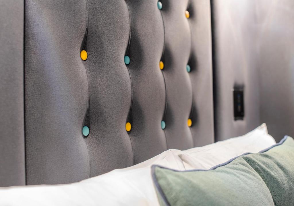 Uma cama ou camas num quarto em Point A Hotel Edinburgh Haymarket