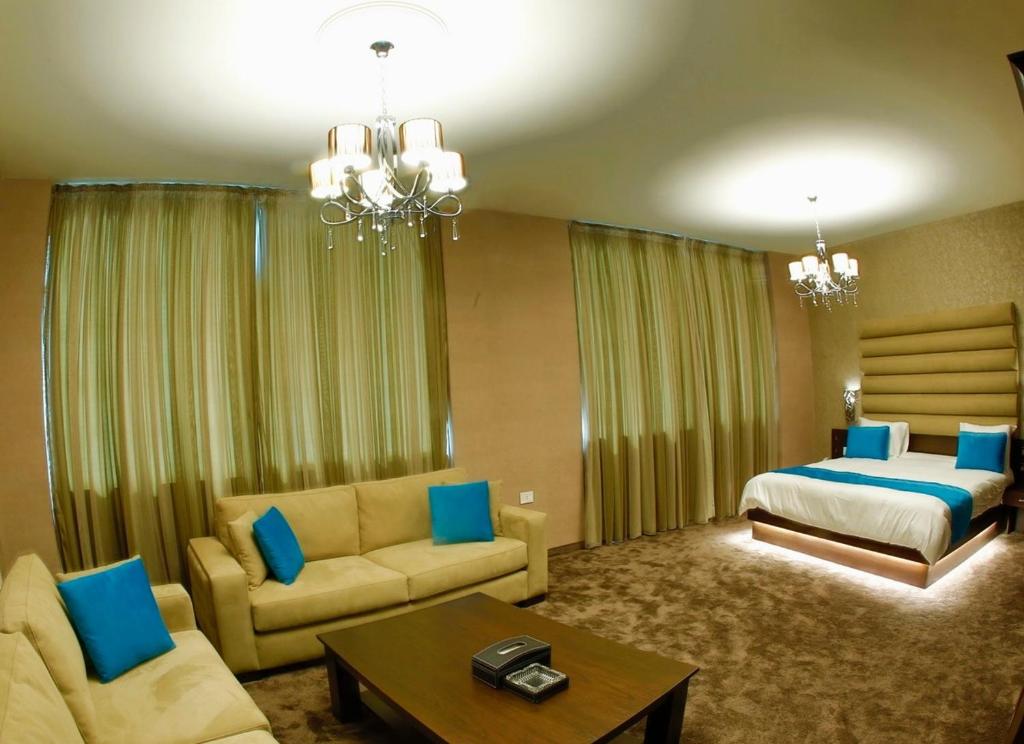 Postel nebo postele na pokoji v ubytování Eden Hotel