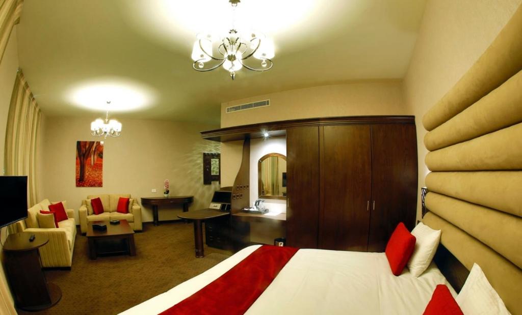 Postel nebo postele na pokoji v ubytování Eden Hotel