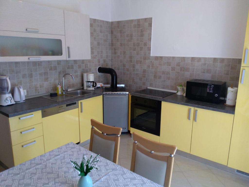 Kuchyň nebo kuchyňský kout v ubytování Apartment Hrelja near the Beach
