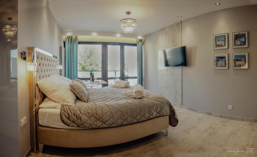卡爾帕奇的住宿－Apartament Silence Triventi Cristal，一间卧室配有一张大床和电视