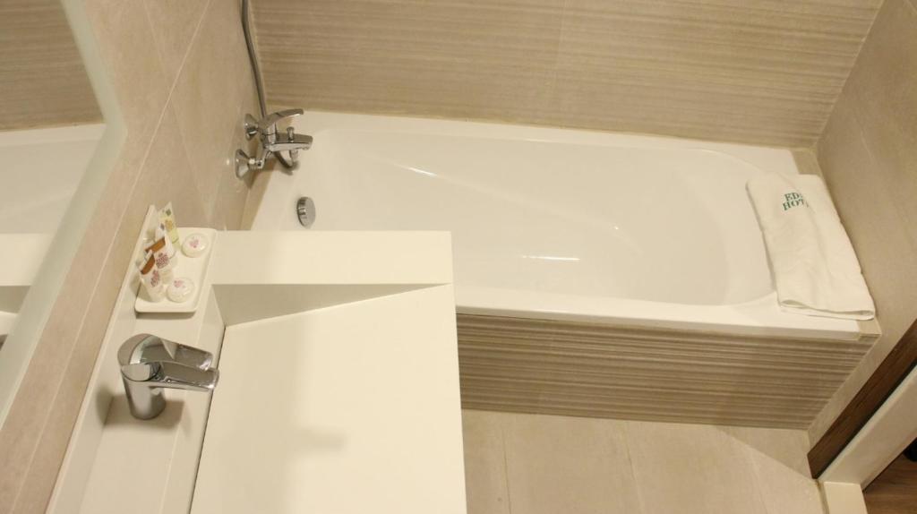 Koupelna v ubytování Eden Hotel