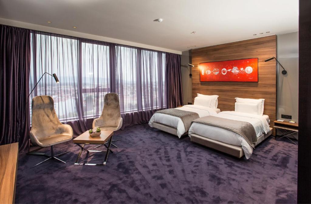 Llit o llits en una habitació de Ambasador Hotel