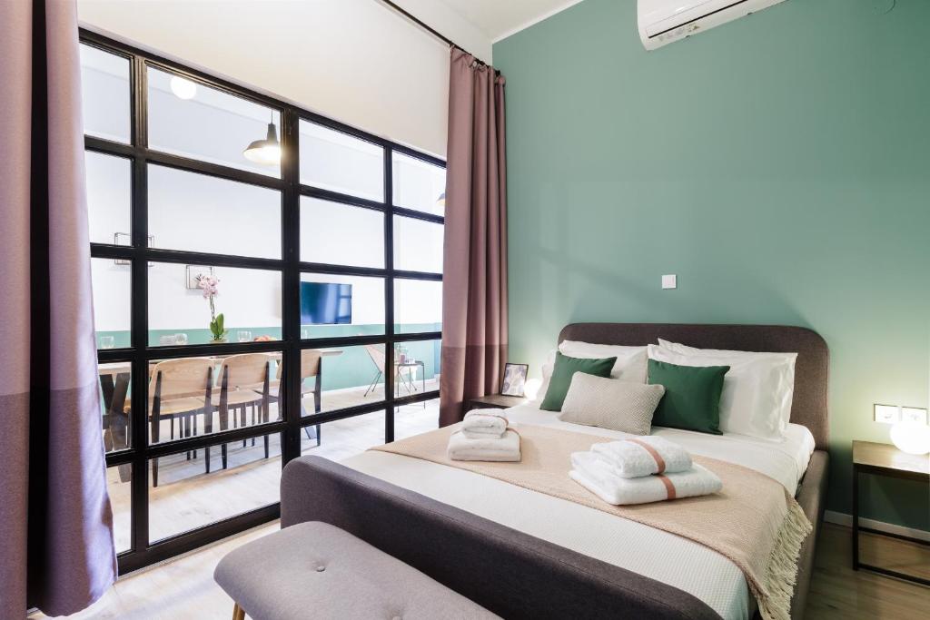 Postel nebo postele na pokoji v ubytování Boutique Central Apartments Acropolis View