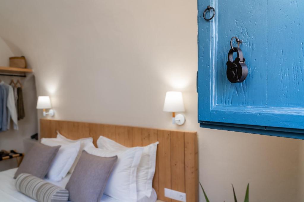 Postel nebo postele na pokoji v ubytování Nalas Suites