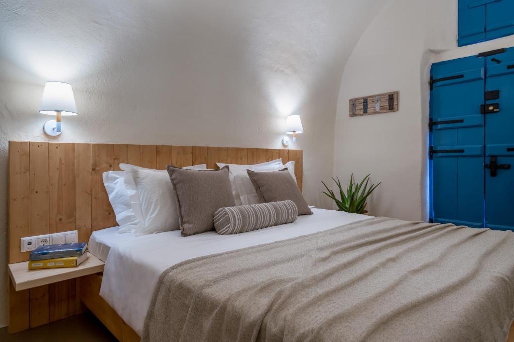 Postel nebo postele na pokoji v ubytování Nalas Suites