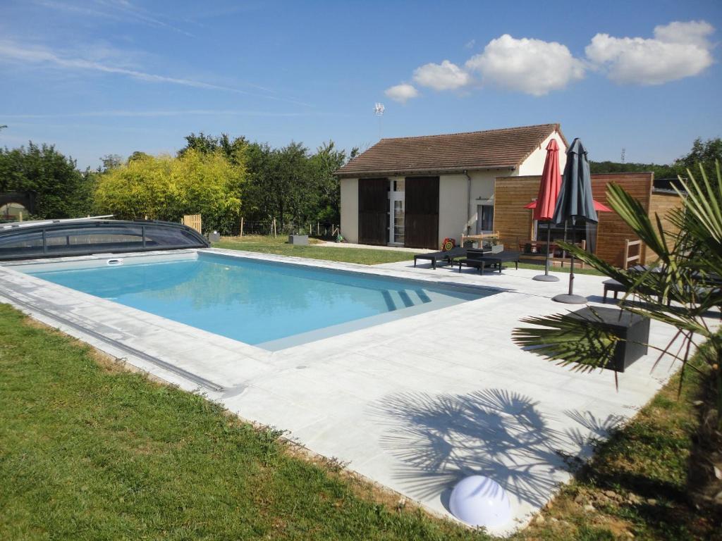 una piscina en el patio de una casa en Le Hameau du Peu, en Châteauvieux