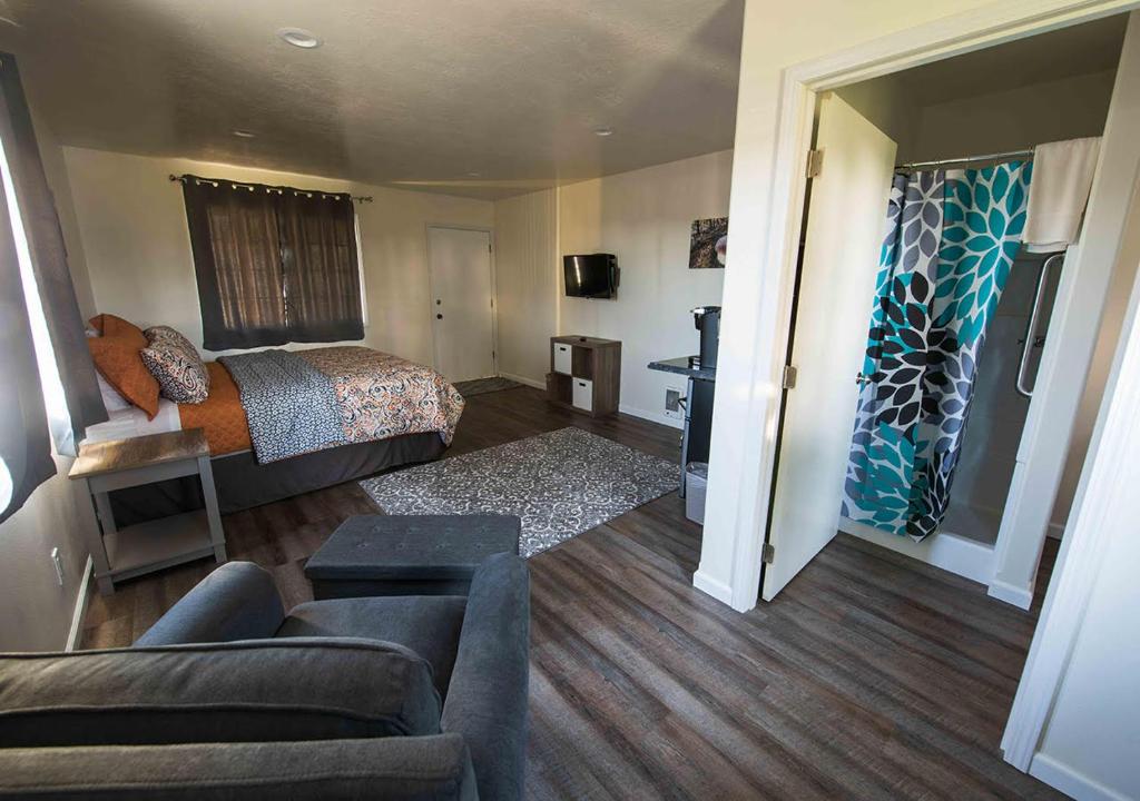 Pacific City Inn في باسيفيك سيتي: غرفة معيشة مع سرير وأريكة