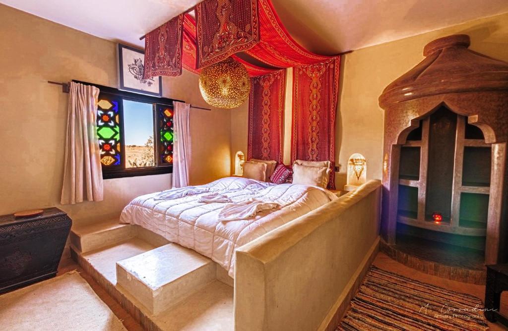 1 dormitorio con cama y ventana en Riad Cafe Du Sud, en Lac Yasmins