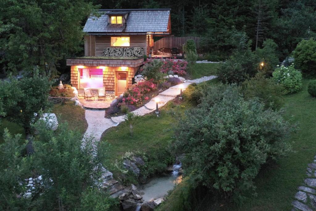 ein kleines Haus mit Garten davor in der Unterkunft Xeishittn SternenNest in Hieflau