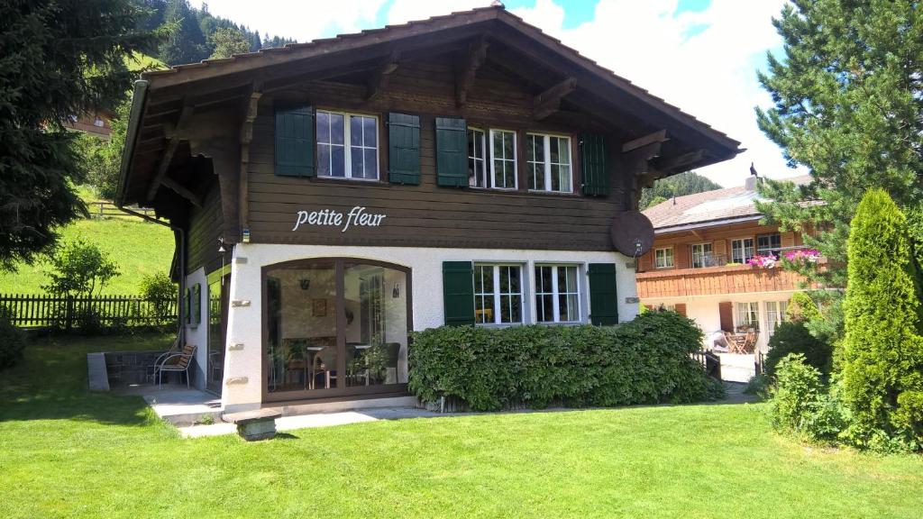 a building with a sign that reads parking floor at Chalet Petite Fleur in Adelboden