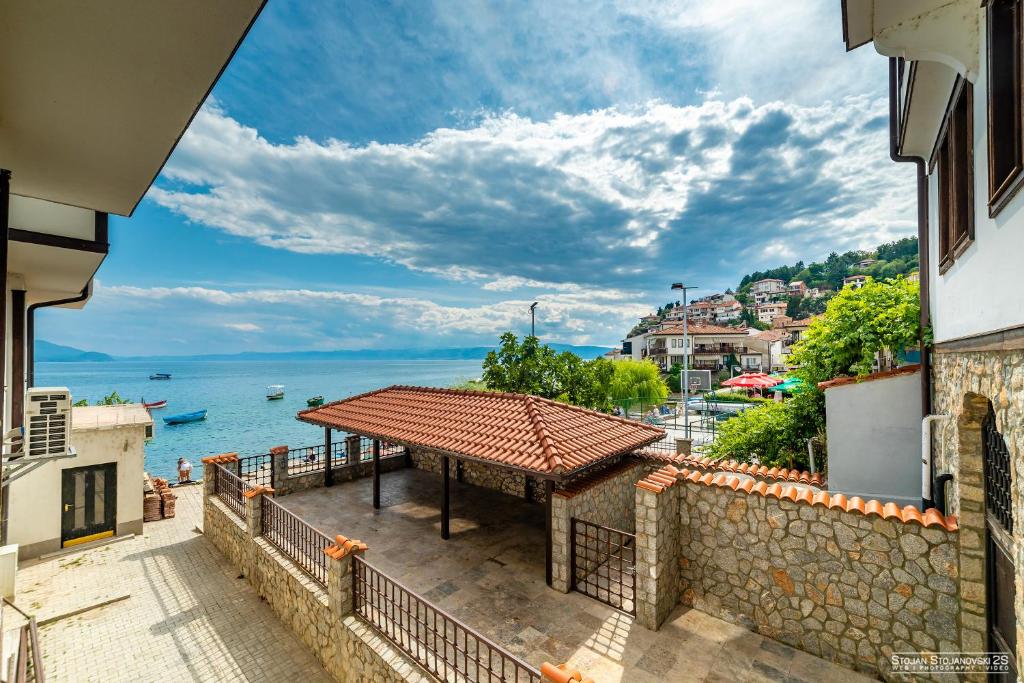 une vue sur l'océan depuis un immeuble dans l'établissement Urania Apartments, à Ohrid