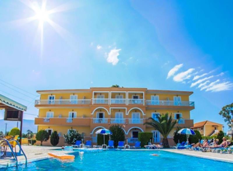 Bazén v ubytování Derekas studios & apartments nebo v jeho okolí