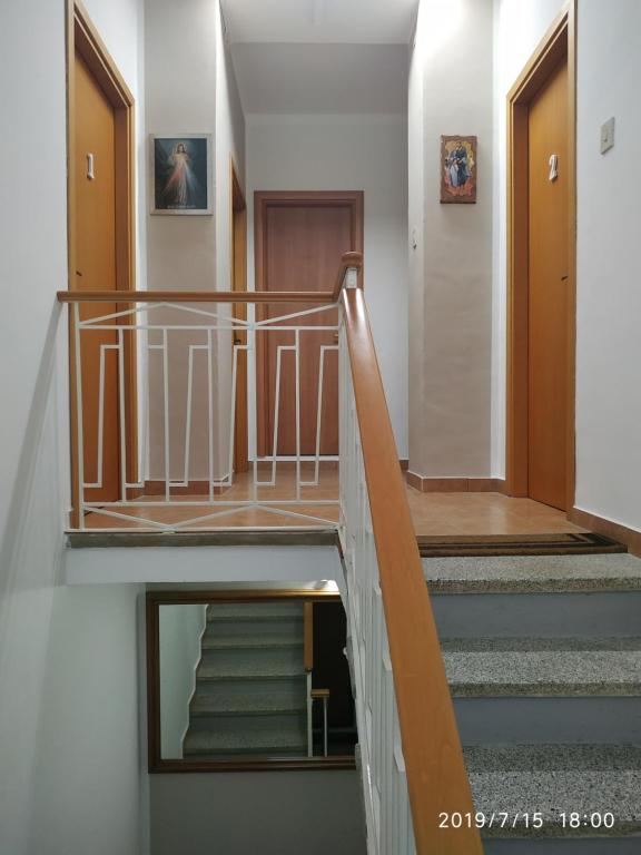 una escalera en un edificio con barandilla en Santa e Maria Affittacamere en Lamezia Terme