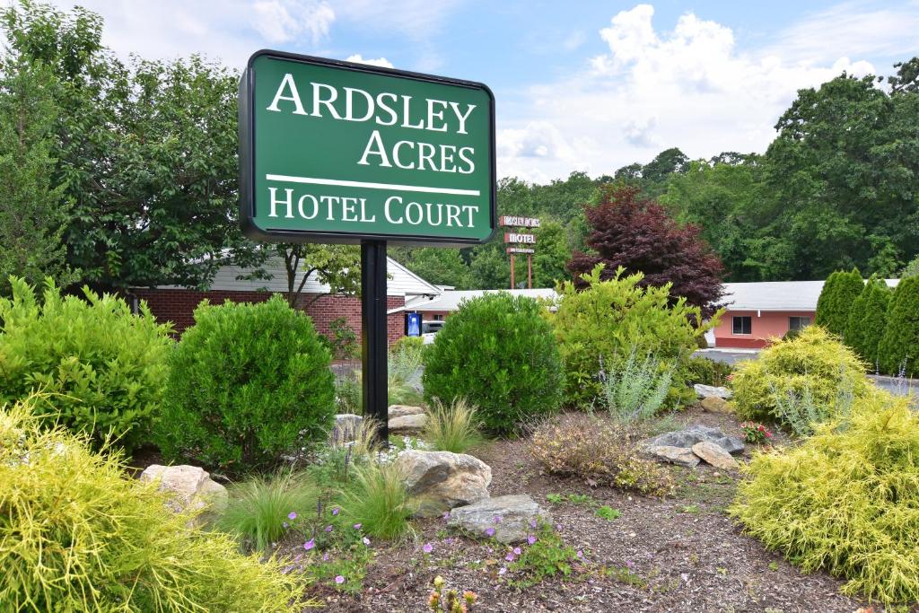 un panneau indiquant une cour d'hôtel dans un jardin dans l'établissement Ardsley Acres Hotel Court, à Ardsley