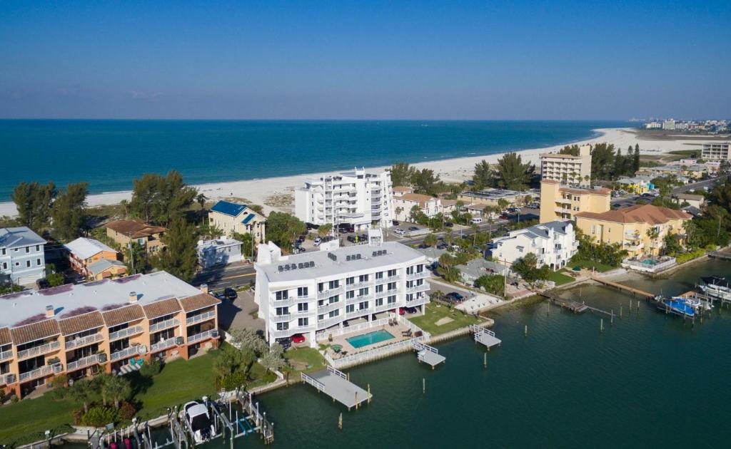 una vista aérea de una ciudad junto a un cuerpo de agua en Provident Oceana Beachfront Suites, en St Pete Beach