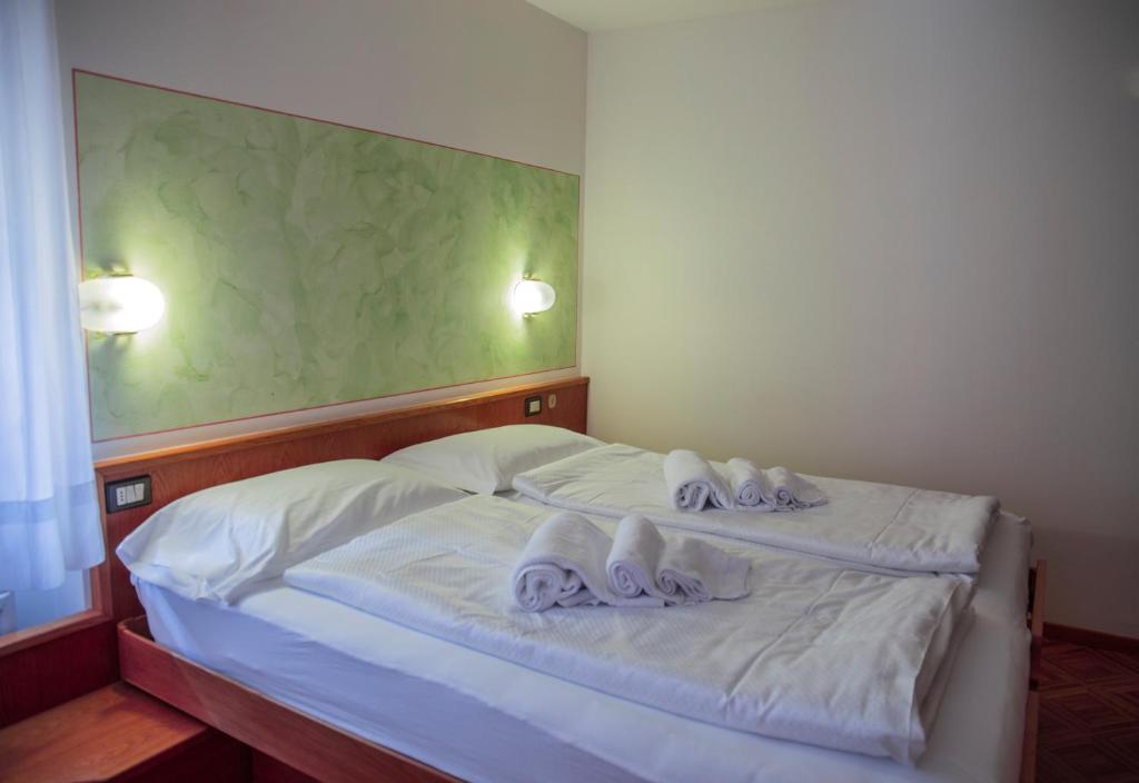 Postel nebo postele na pokoji v ubytování Alpen Hotel Rabbi