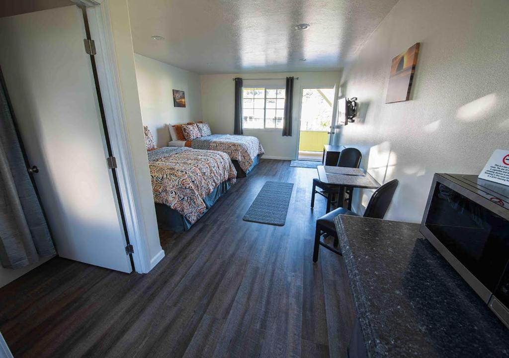 Pacific City Inn - Deluxe Two Queen Beds - Upper Floor (No Pets)