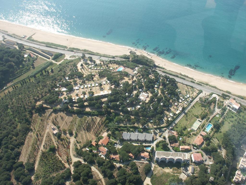 an aerial view of a resort on the beach at Càmping Kanguro in San Pol de Mar
