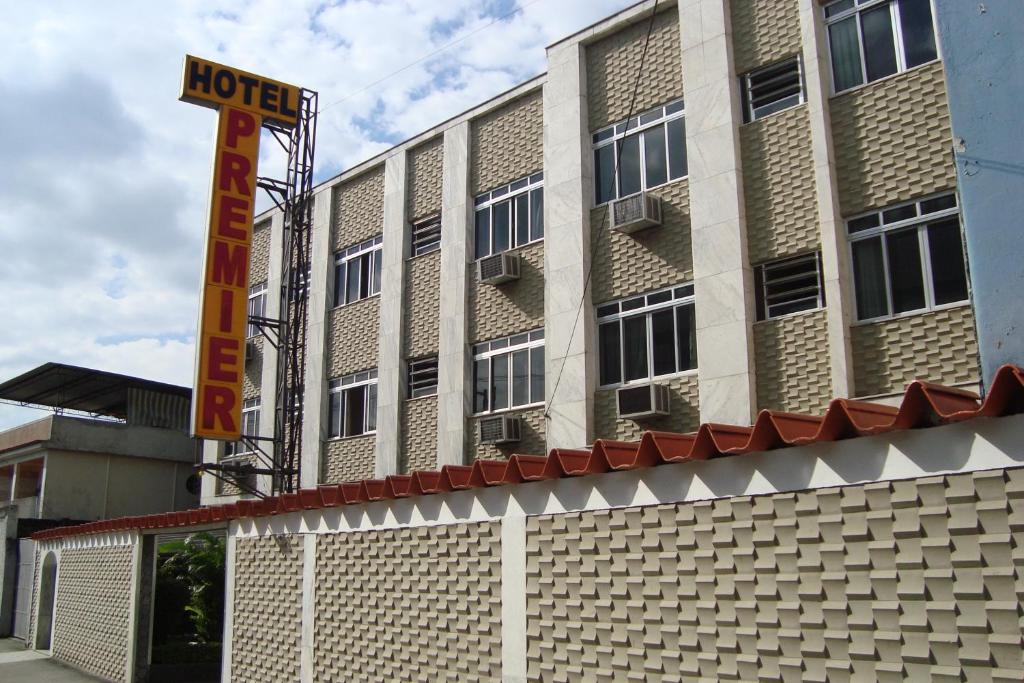 ein Hotelgebäude mit einem Schild davor in der Unterkunft Hotel Premier (Adult Only) in Nilópolis