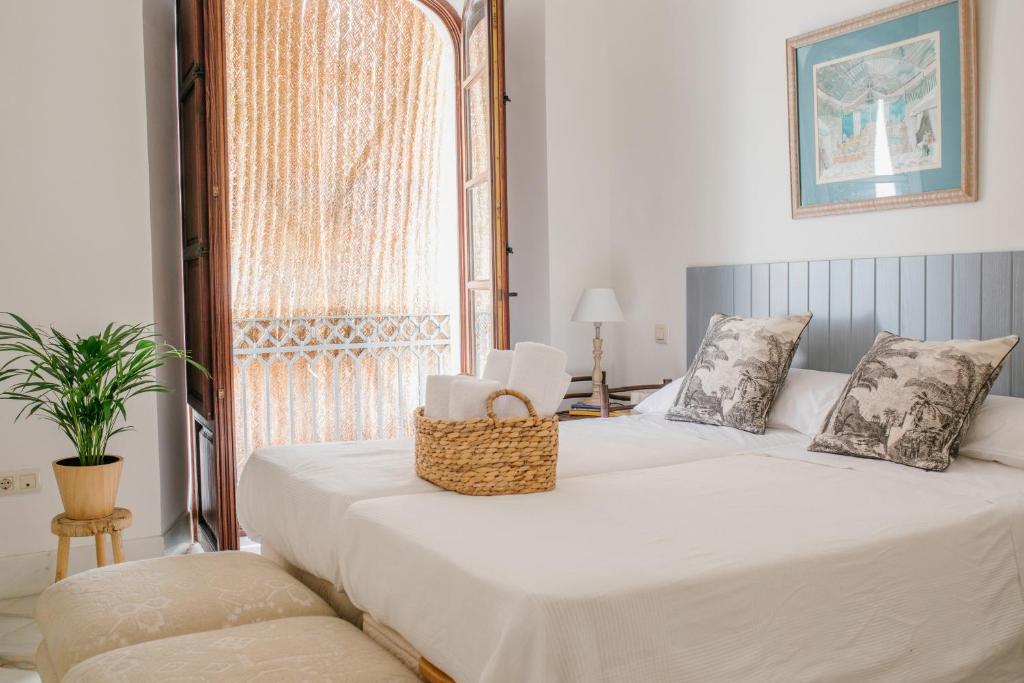 - une chambre avec un lit blanc et une fenêtre dans l'établissement Cordoba COol Vailima, à Cordoue