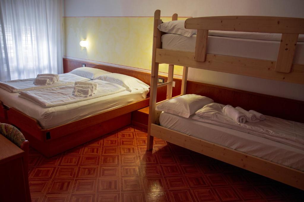 Postel nebo postele na pokoji v ubytování Alpen Hotel Rabbi