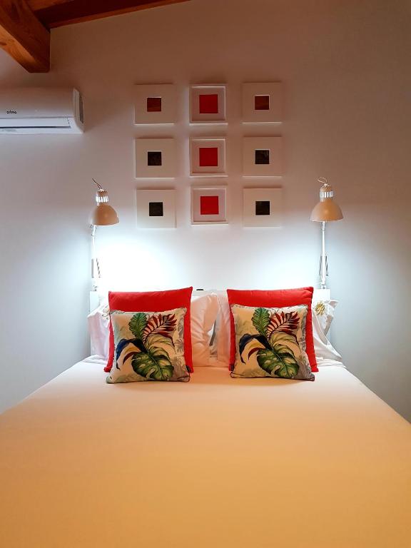 Postel nebo postele na pokoji v ubytování Bellu Suites