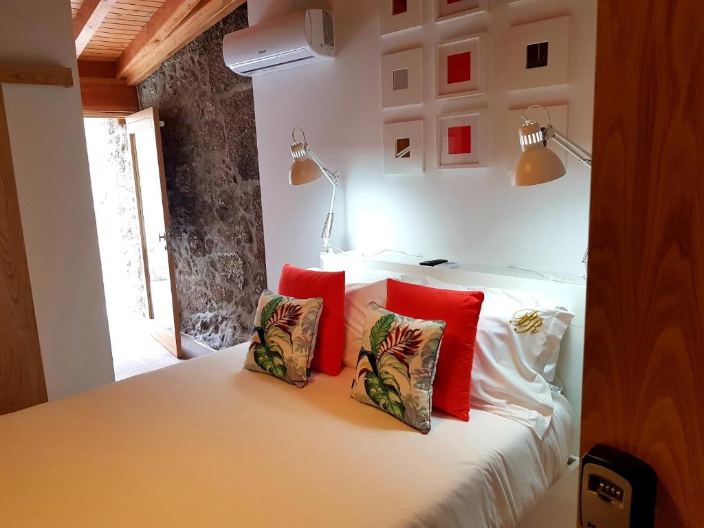 Postel nebo postele na pokoji v ubytování Bellu Suites