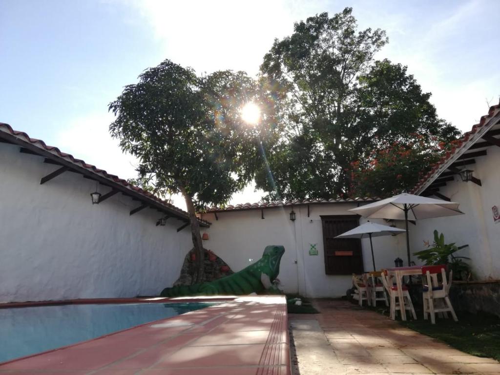 una casa con piscina frente a ella en Hotel Villa Occidente, en Santa Fe de Antioquia