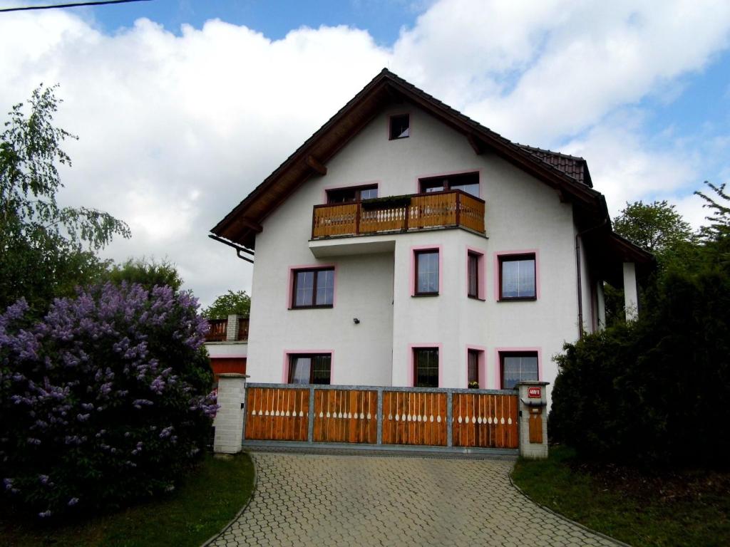 una gran casa blanca con una valla de madera en Apartmán Staňkov, en Staňkov