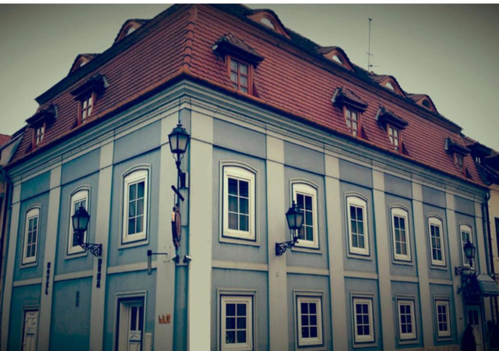 duży biały budynek z czerwonym dachem w obiekcie Duna Panzió w Győr