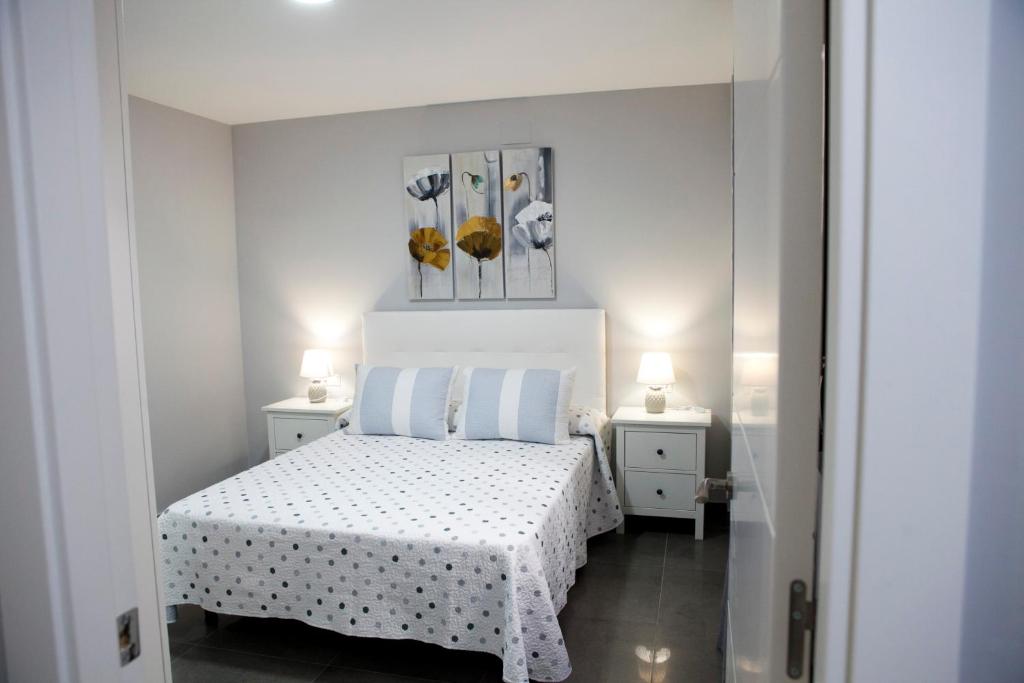 波索夫蘭科的住宿－Miguel's House，卧室配有白色的床和2个床头柜