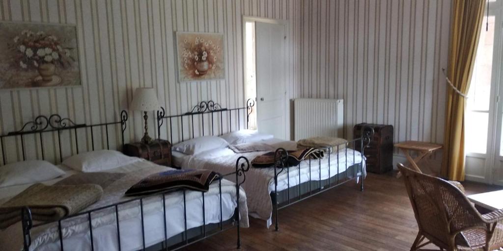 Postel nebo postele na pokoji v ubytování Chambres d'Hôtes-Château Constant