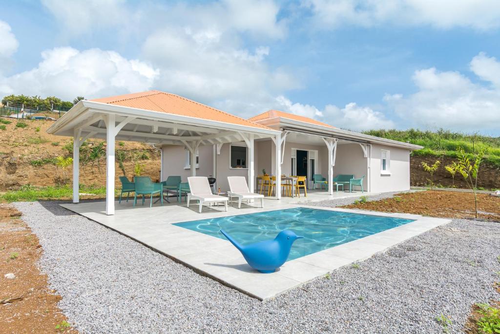 une maison avec une piscine et une terrasse dans l'établissement Sealake Villas, au Vauclin