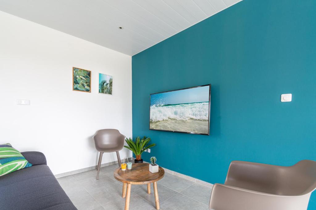 TV a/nebo společenská místnost v ubytování Sealake Villas