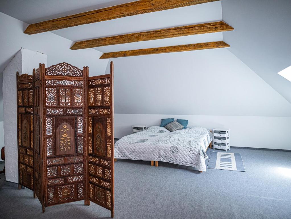 A bed or beds in a room at Tusculanum Panzió