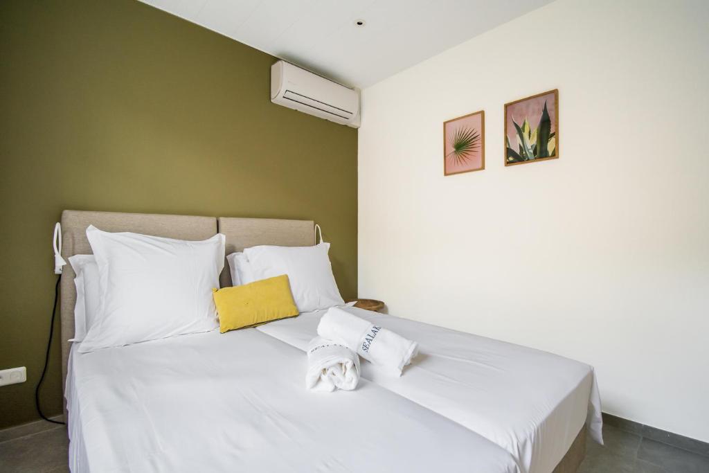 Postel nebo postele na pokoji v ubytování Sealake Villas