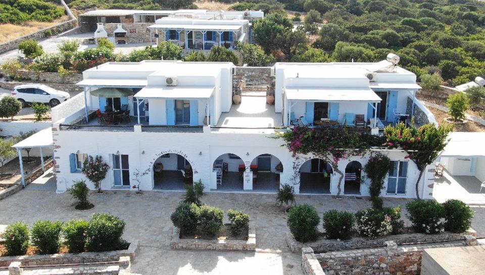 una vista aérea de una casa blanca en Ergina Summer Resort, en Antíparos