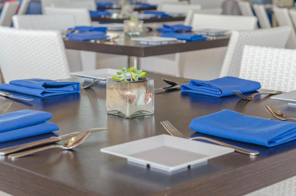 ICONA Diamond Beachにあるレストランまたは飲食店