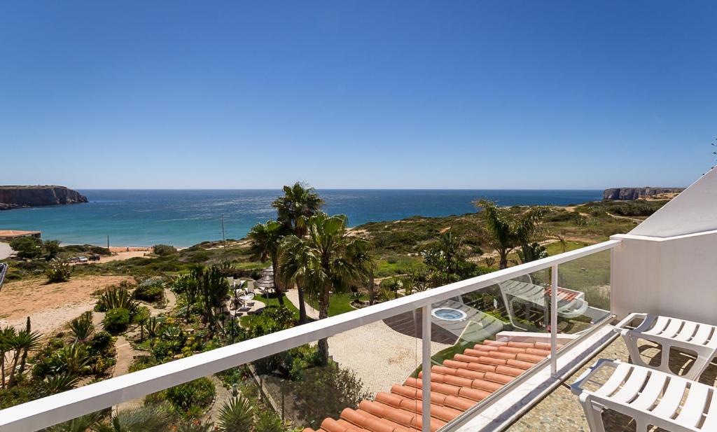balcón con vistas al océano en Alojamento Mareta, en Sagres