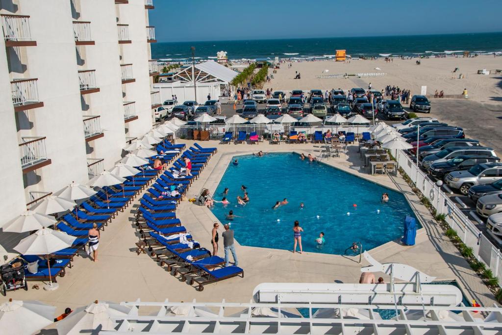 ワイルドウッド・クレストにあるICONA Diamond Beachの海辺のスイミングプールの景色