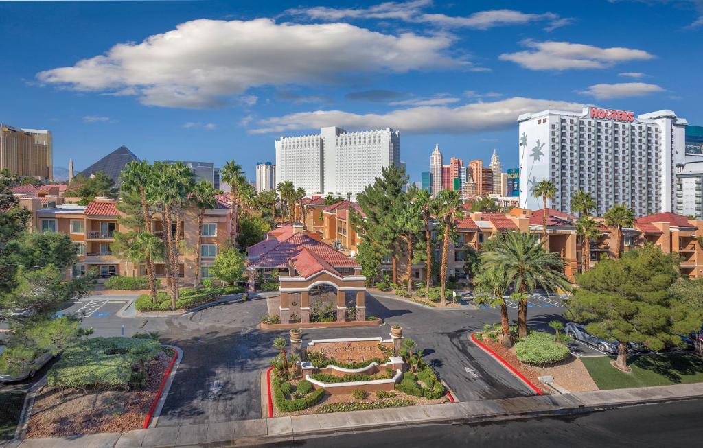 ariale Aussicht auf eine Stadt mit Gebäuden in der Unterkunft Desert Rose Resort in Las Vegas