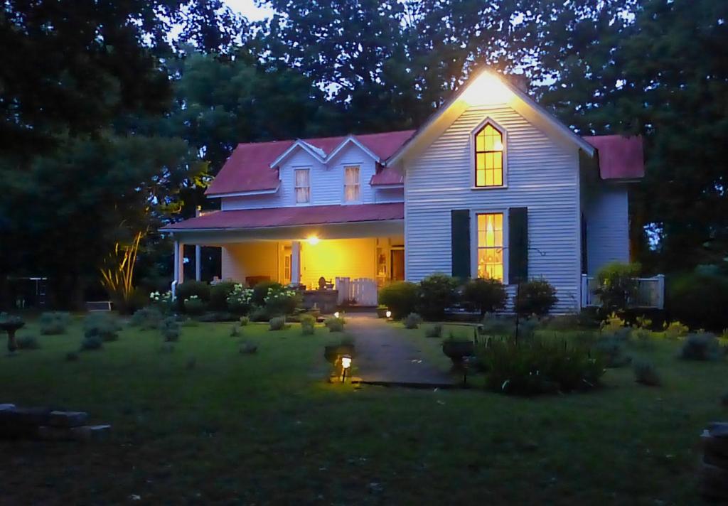 una casa con una luz en la parte delantera en Mulberry Lavender Farm and B&B, en Mulberry