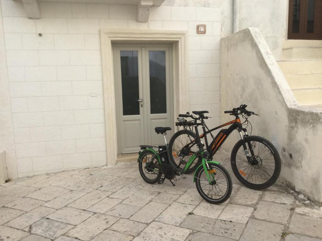 2 biciclette sono parcheggiate accanto a un edificio di Casa Charme a Mottola