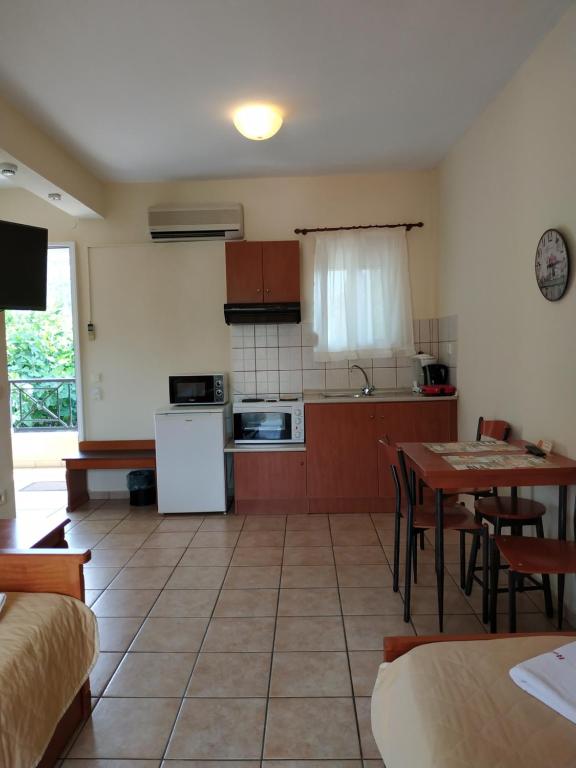 a kitchen and dining room with a table and chairs at Amalia in Paleo Tsifliki